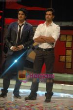 Hrithik Roshan on the sets of ZEE Saregama in Famous on 9th Nov 2010 (15).JPG
